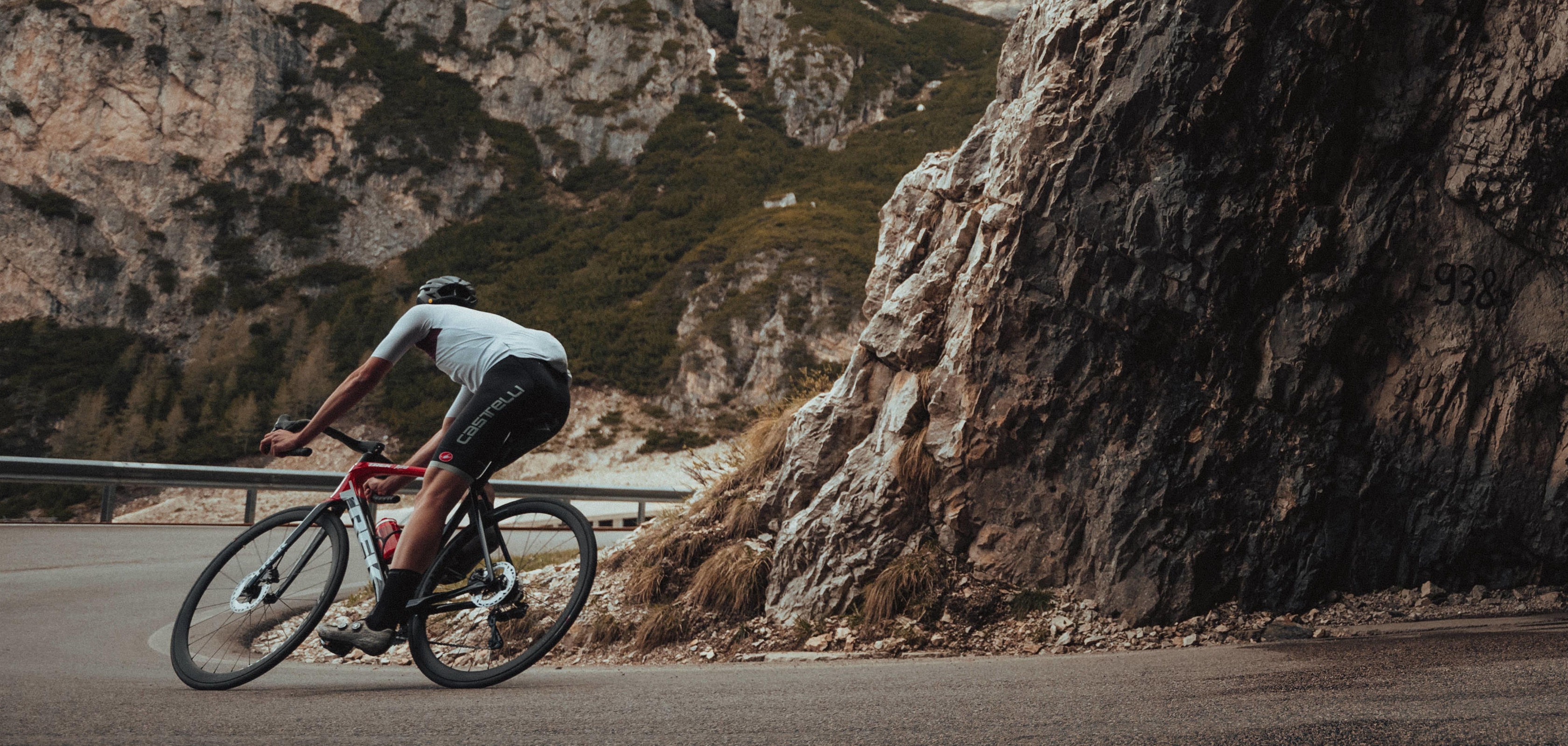 Man en vrouw fietsen met comfortabele bib-broek van Castelli